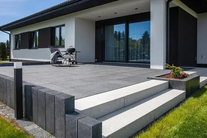 Zdjęcie Co na taras betonowy ze schodami? Kluczowe informacje o budowie i wykończeniu
