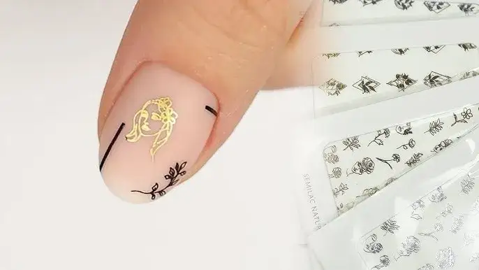 Zdjęcie Naklejki na paznokcie: Przewodnik krok po kroku do trwałego zdobienia