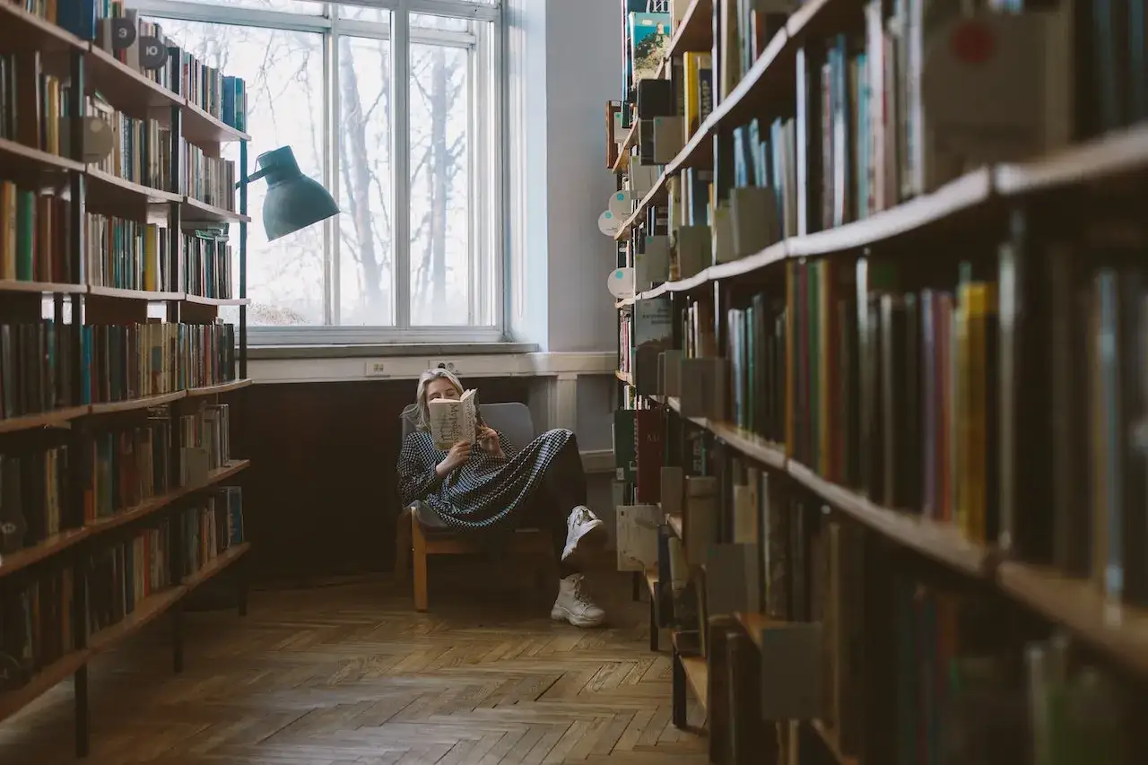 Zdjęcie Literatura parenetyczna: poznaj najważniejsze cechy i znaczenie gatunku