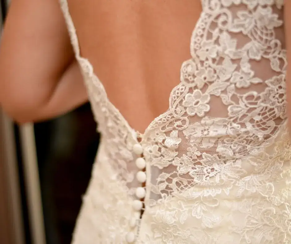 Zdjęcie Jaki stanik do sukni ślubnej bez ramiączek, aby uniknąć wpadki?