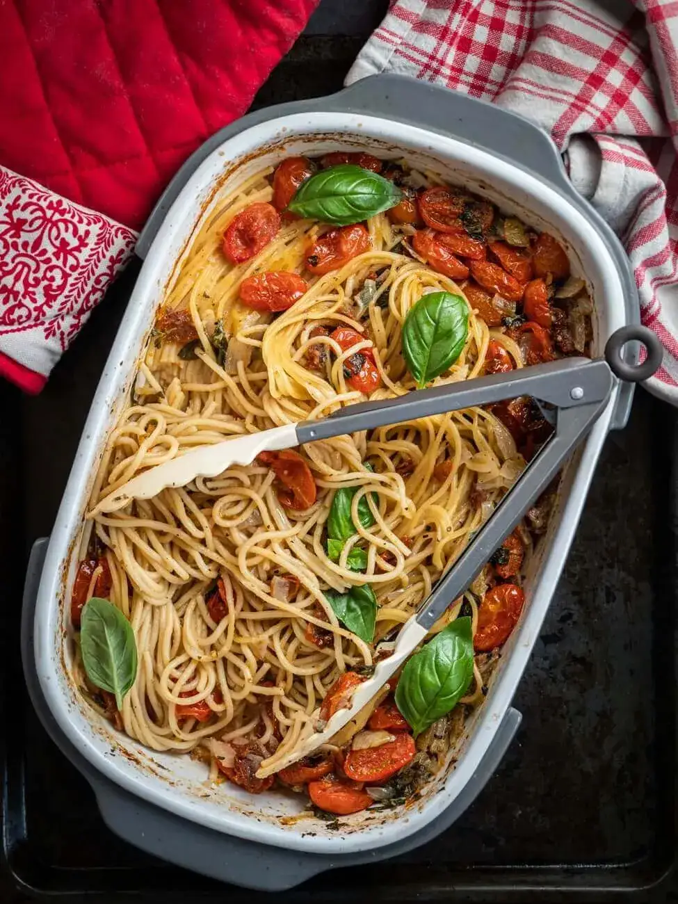 Zdjęcie Szybkie i proste spaghetti z piekarnika bez gotowania makaronu