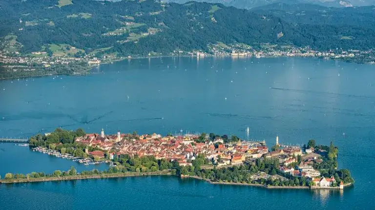 Zdjęcie Kto napisał Jezioro Bodeńskie? Poznaj historię i kontekst powieści