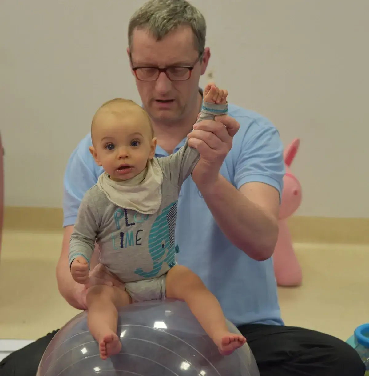 Zdjęcie Kiedy dziecko może siedzieć z podparciem? Oznaki gotowości i wiek