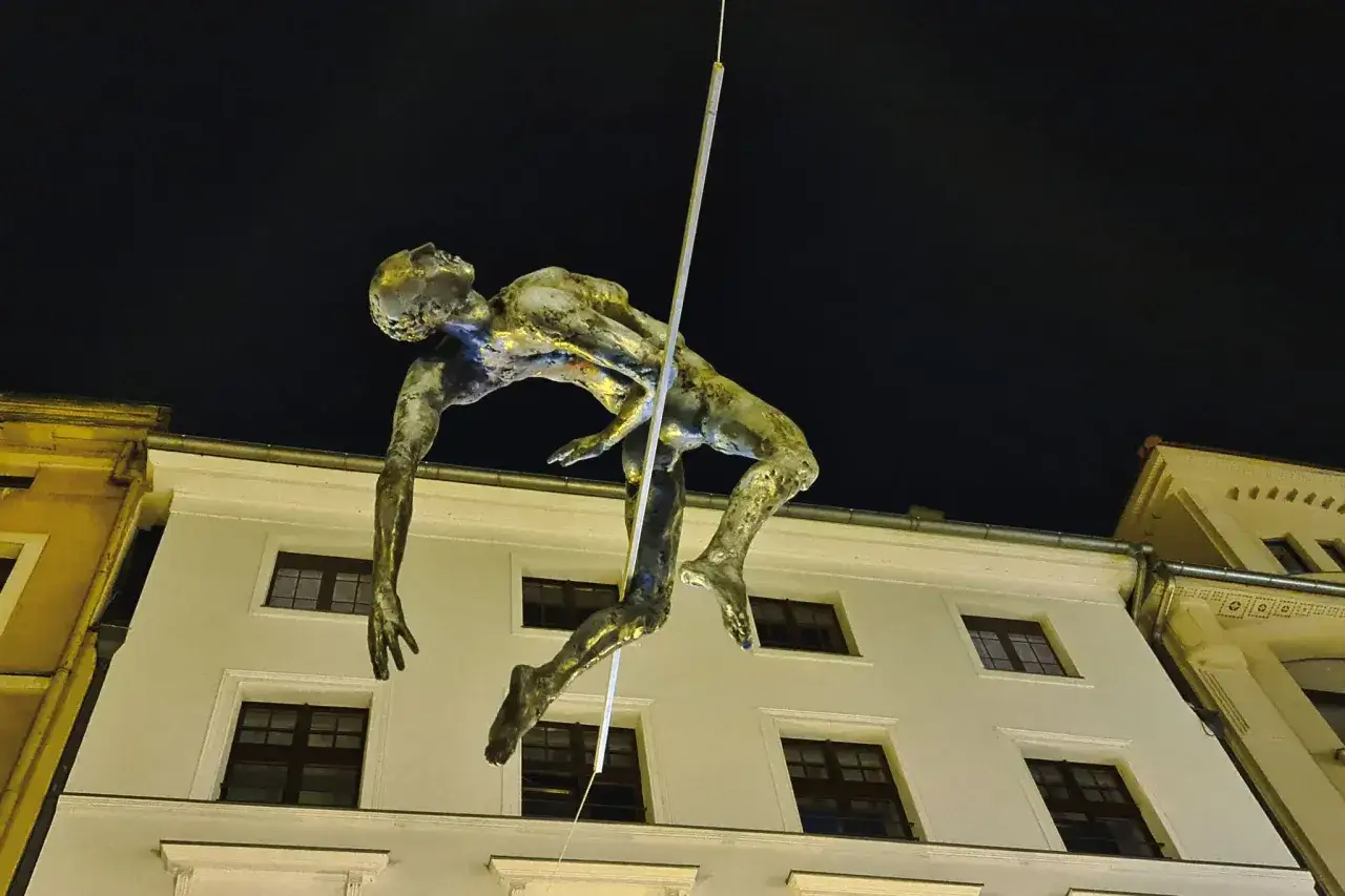 Zdjęcie Kędziora rzeźby: Zaskakujące balansujące formy sztuki współczesnej