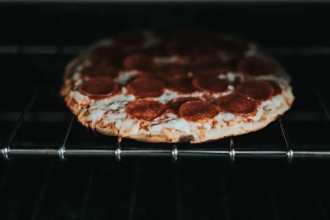 Zdjęcie Pizza jak świeża! Jak odgrzać pizzę w piekarniku? Poradnik.
