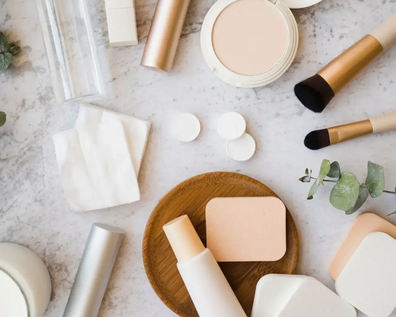 Zdjęcie Czy można używać kosmetyki po terminie ważności? Ryzyko i skutki dla skóry