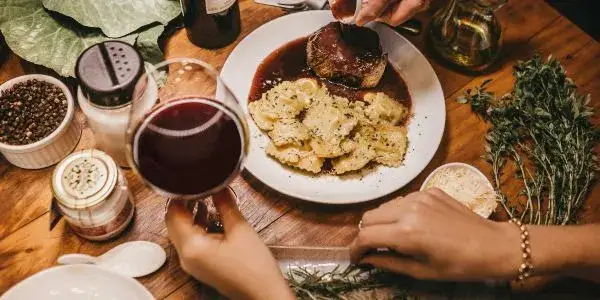 Zdjęcie Jakie wino do wieprzowiny? Odkryj najlepsze parowania smakowe