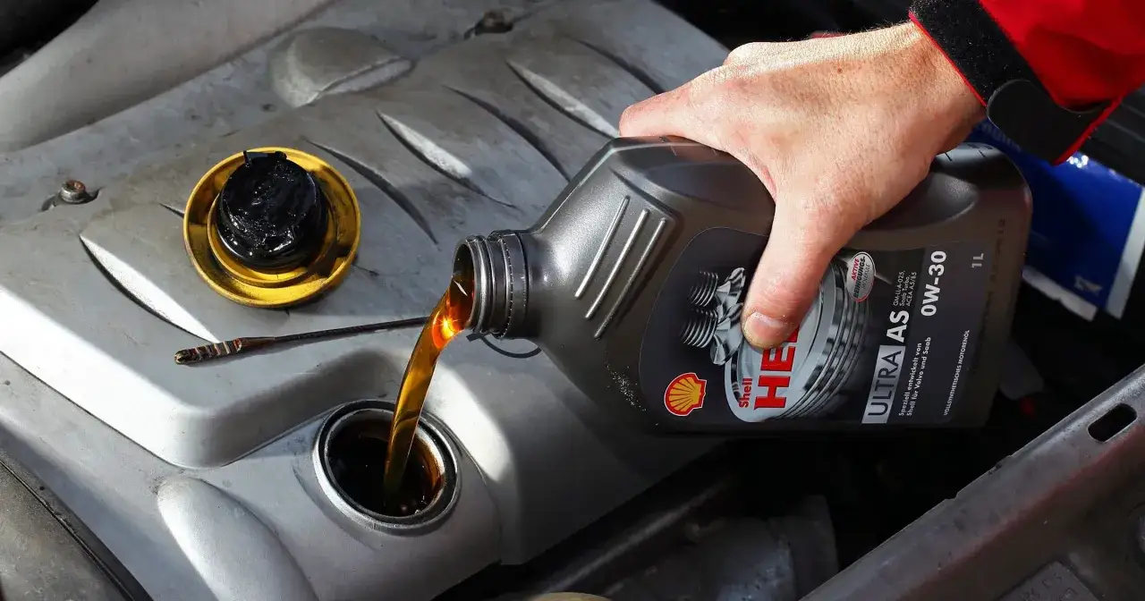 Zdjęcie Interwały wymiany oleju benzyna: Jak często? Poznaj prawdę