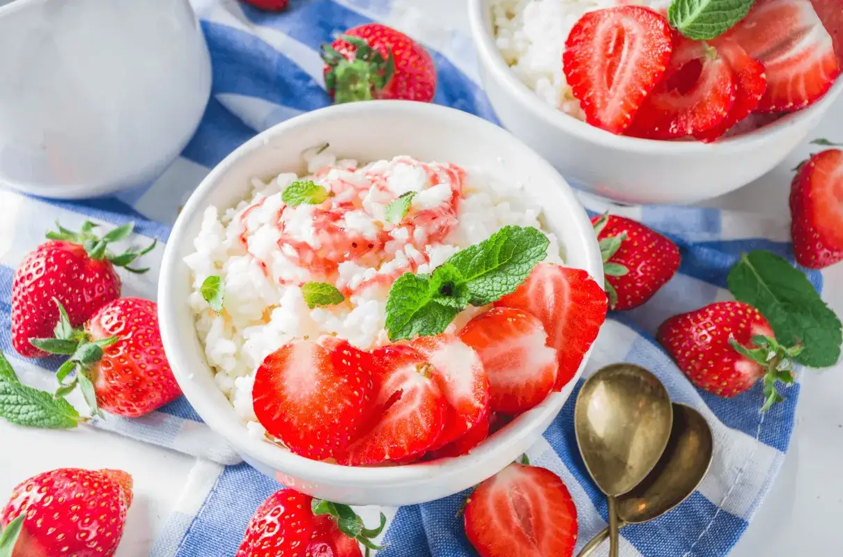 Zdjęcie Kultowy deser z dzieciństwa: ryż z truskawkami jak w przedszkolu