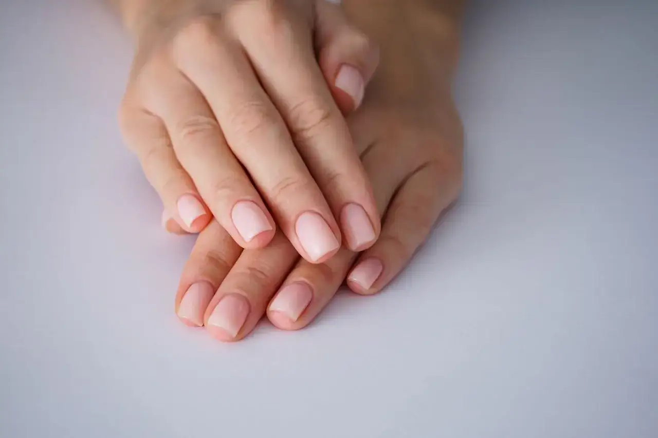 Zdjęcie Jak utwardzić paznokcie pod hybrydę: 5 skutecznych metod