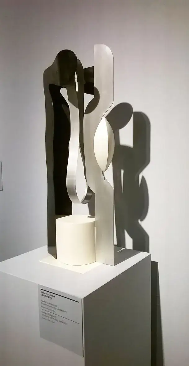 Zdjęcie Katarzyna Kobro i jej rewolucyjne rzeźby – historia i znaczenie w sztuce modernistycznej