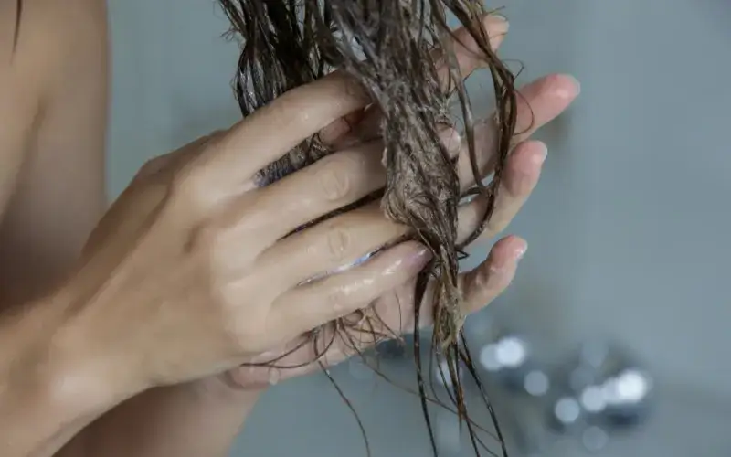 Zdjęcie Czy odżywkę do włosów można stosować codziennie? Sprawdź skutki!