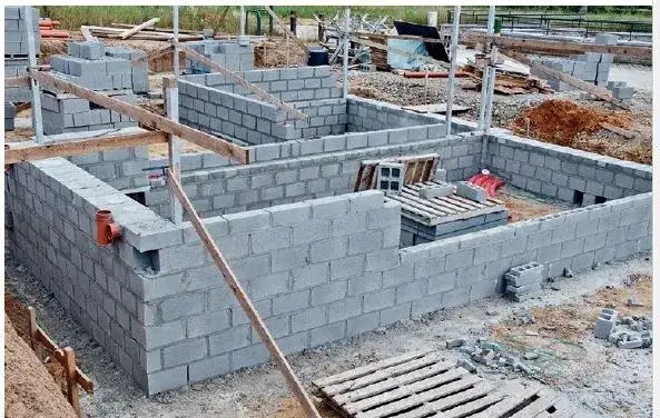 Zdjęcie Jaką zaprawę wybrać do bloczków betonowych fundamentowych, aby uniknąć problemów?