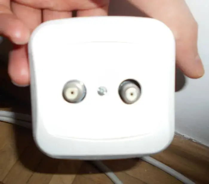 Zdjęcie Jak podłączyć antenę zbiorczą w bloku i uniknąć problemów z sygnałem