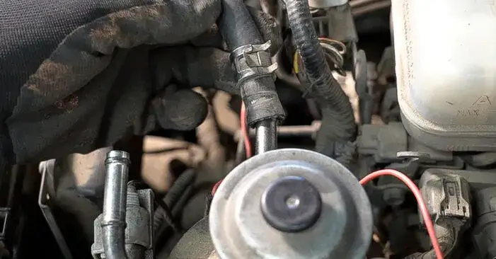Zdjęcie Gdzie jest filtr paliwa w Toyota Avensis T25 benzyna? Sprawdź teraz!