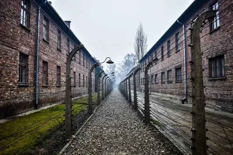 Zdjęcie Ile czasu zajmuje zwiedzanie Auschwitz? Czas na refleksję i pamięć