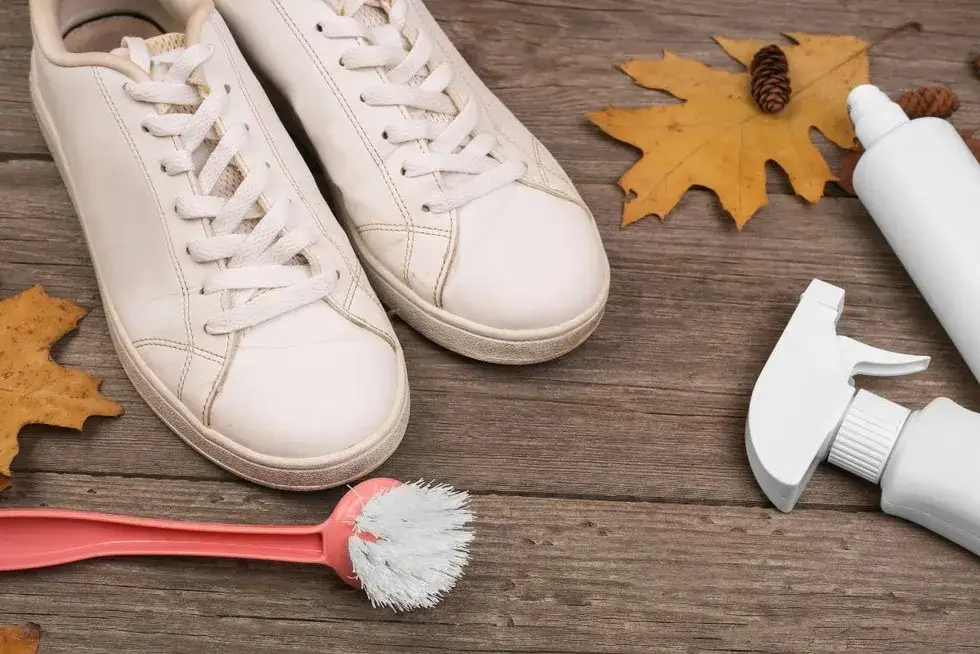 Zdjęcie Białe buty jak nowe? Skuteczne czyszczenie na każdy materiał