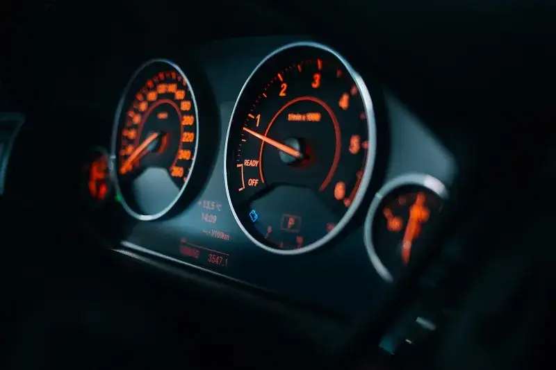 Zdjęcie Jakie obroty silnika benzynowego na autostradzie zapewnią oszczędność?