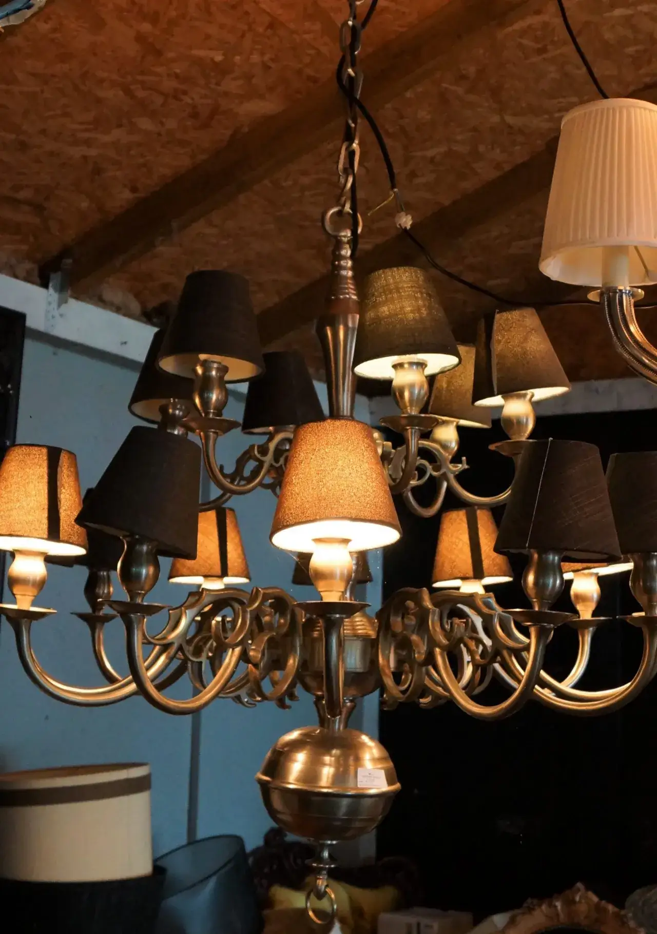 Zdjęcie Jak trwale i estetycznie pomalować metalowy żyrandol – najlepsze farby i porady