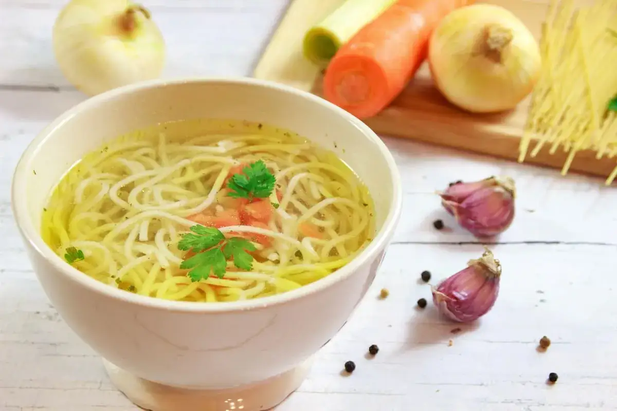 Zdjęcie Jakie przyprawy dodaje się do rosołu, aby uzyskać wyjątkowy smak?