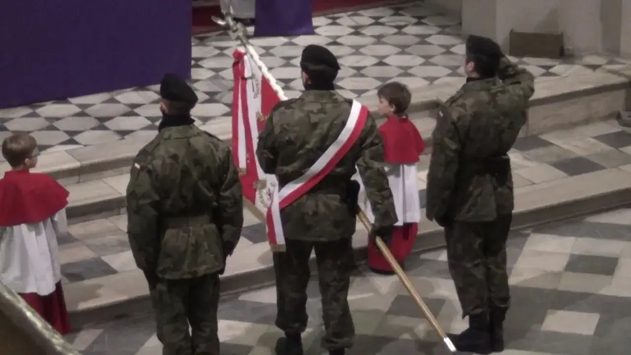 Zdjęcie Kiedy opuszczać sztandar w kościele? Poznaj ważne zasady ceremonii
