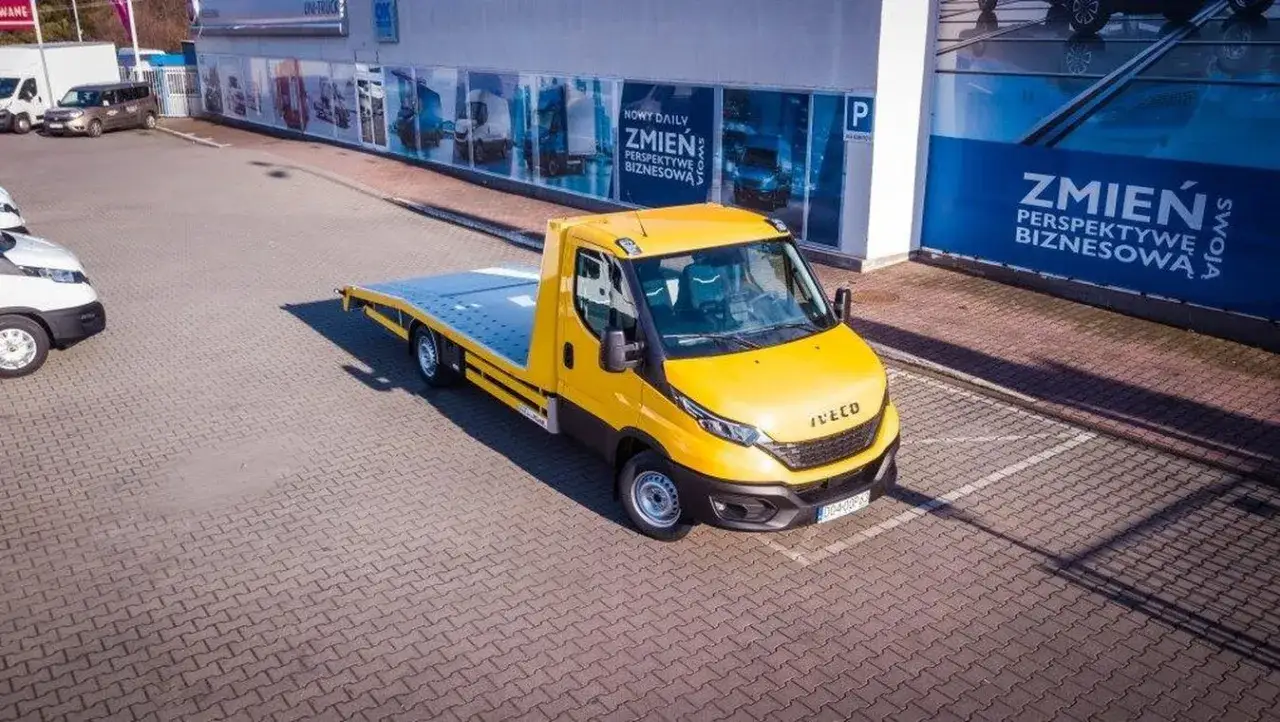 Zdjęcie Ile można jechać z lawetą na autostradzie? Przepisy i kary za przekroczenie prędkości