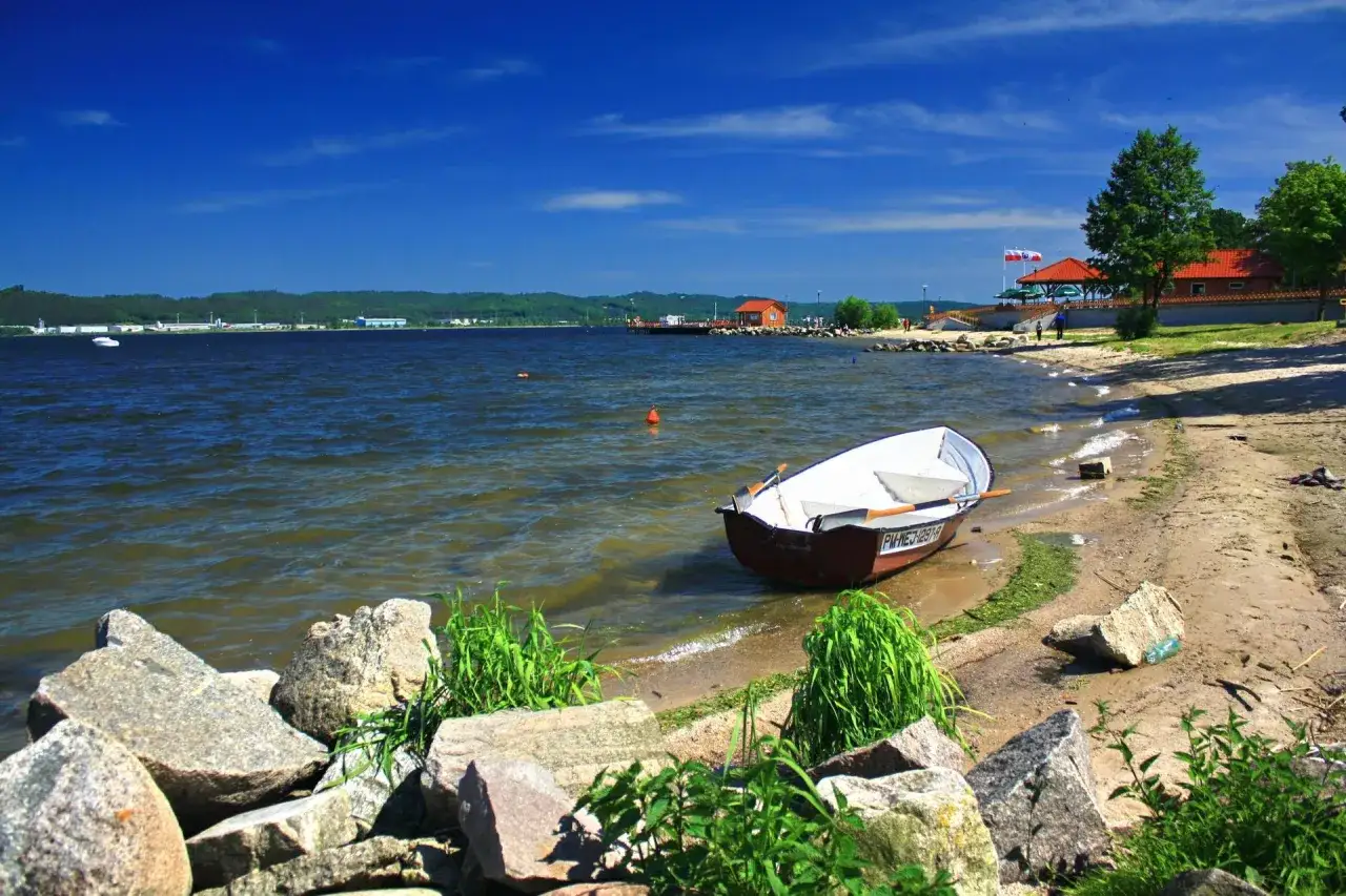 Zdjęcie Atrakcje jeziora Żarnowieckiego: najlepsze miejsca na relaks i zabawę