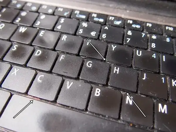 Zdjęcie Jak bezpiecznie i skutecznie wyczyścić klawiaturę komputera? Sprawdzone metody czyszczenia klawiatury