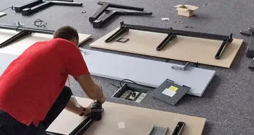 Zdjęcie Montaż mebli uznawany za usługę budowlaną? Zobacz przepisy i klasyfikację