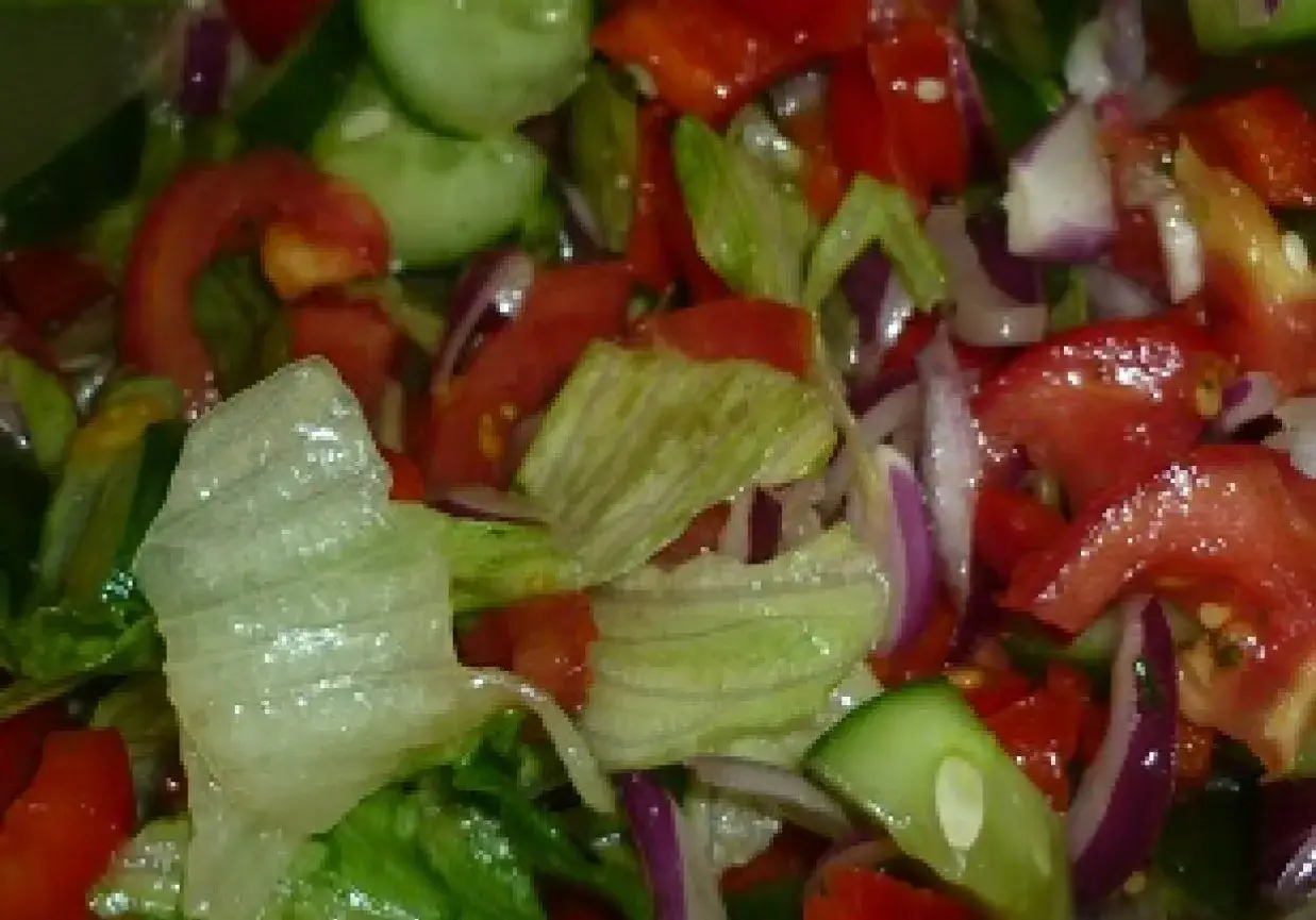 Zdjęcie Jak zrobić sałatkę z sałaty lodowej, która zaskoczy Twoich gości