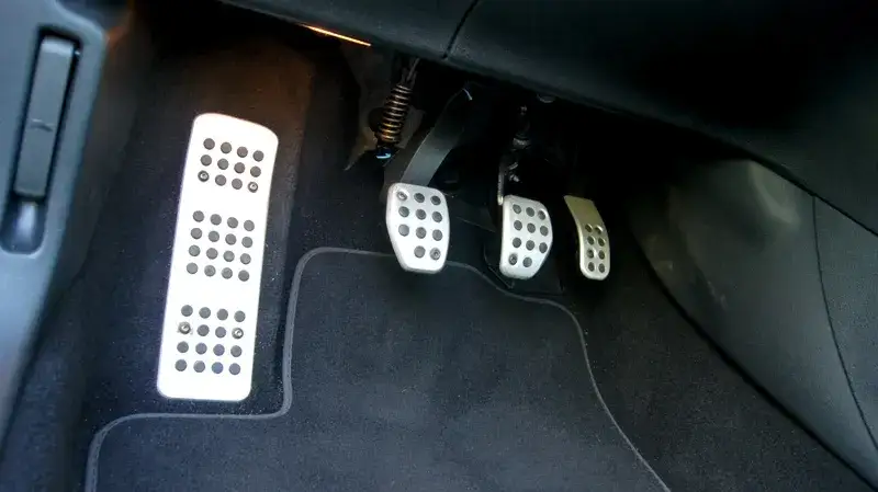 Zdjęcie Czy wciskać sprzęgło przy hamowaniu? Poznaj właściwą technikę jazdy