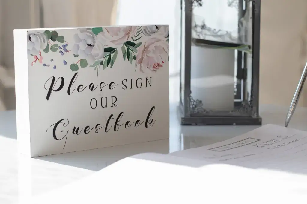 Zdjęcie Księga gości co wpisać: pomysły na wzruszające i zabawne wpisy