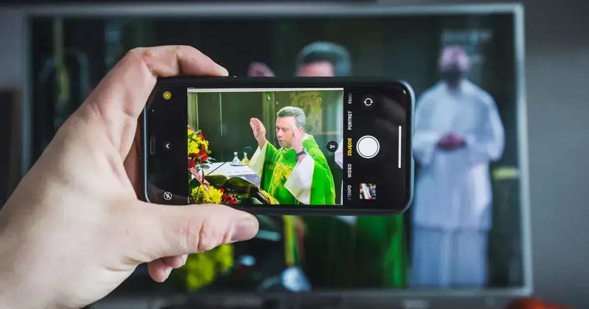 Zdjęcie Czy msza w telewizji jest ważna? Odkryj jej znaczenie dla wiernych