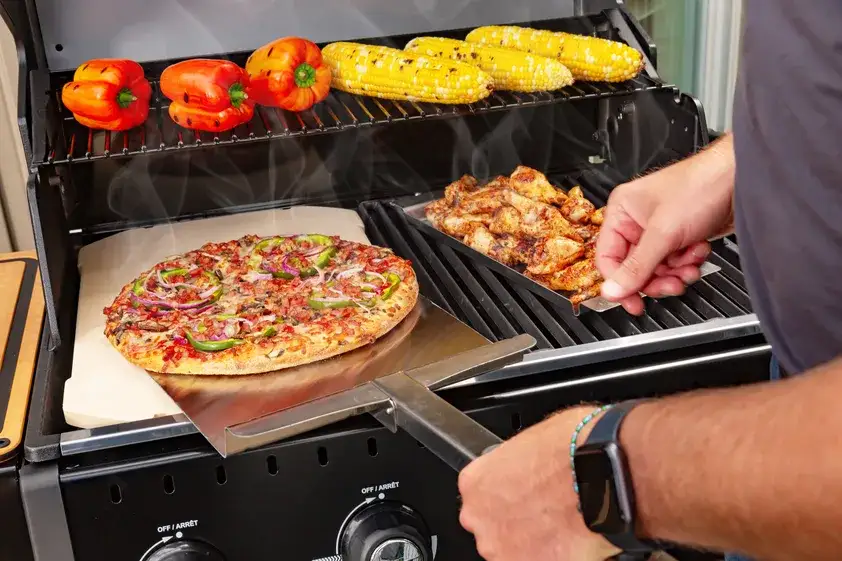 Zdjęcie Jak czyścić kamień do pizzy, aby uniknąć uszkodzeń i zabrudzeń