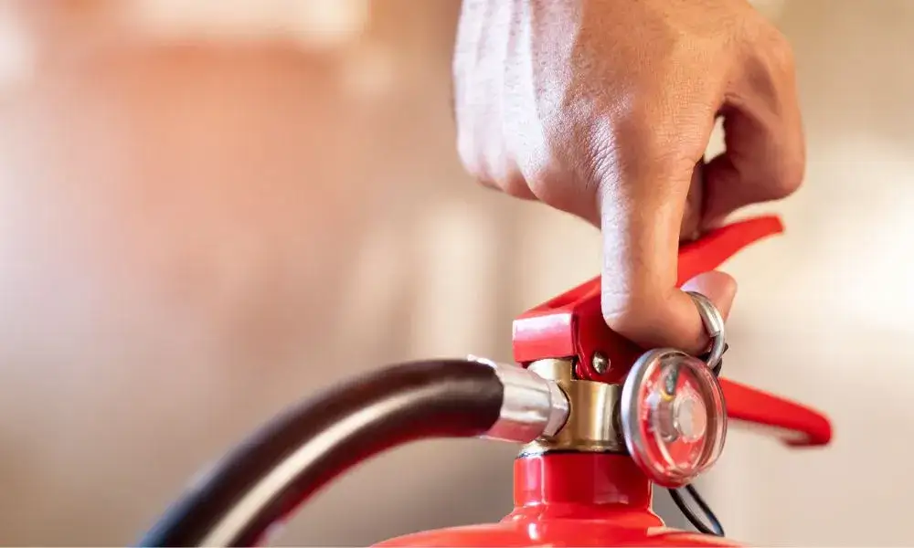 Zdjęcie Jak działa gaśnica proszkowa i dlaczego warto ją mieć w domu