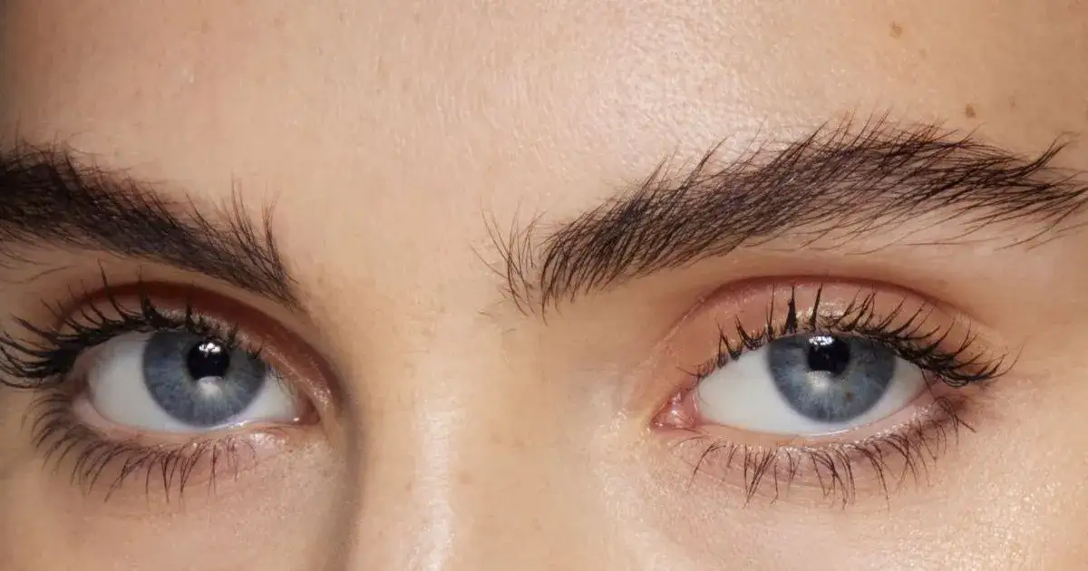 Zdjęcie Czy malować dolne rzęsy? Odkryj zalety i wady tej techniki makijażu