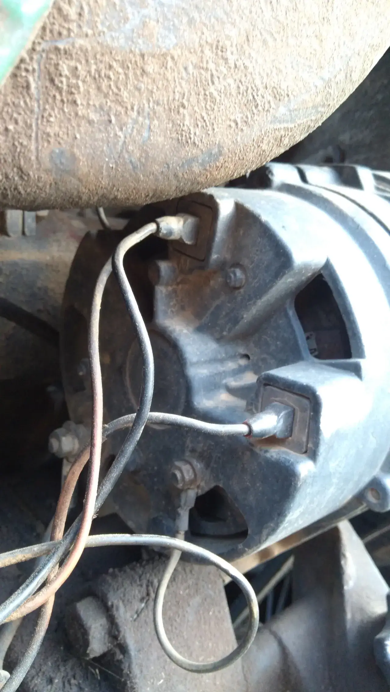 Zdjęcie Jak wymienić regulator napięcia w alternatorze i uniknąć problemów z ładowaniem