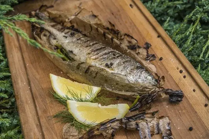 Zdjęcie Jak przygotować pstrąga z grilla gazowego, aby był soczysty i aromatyczny