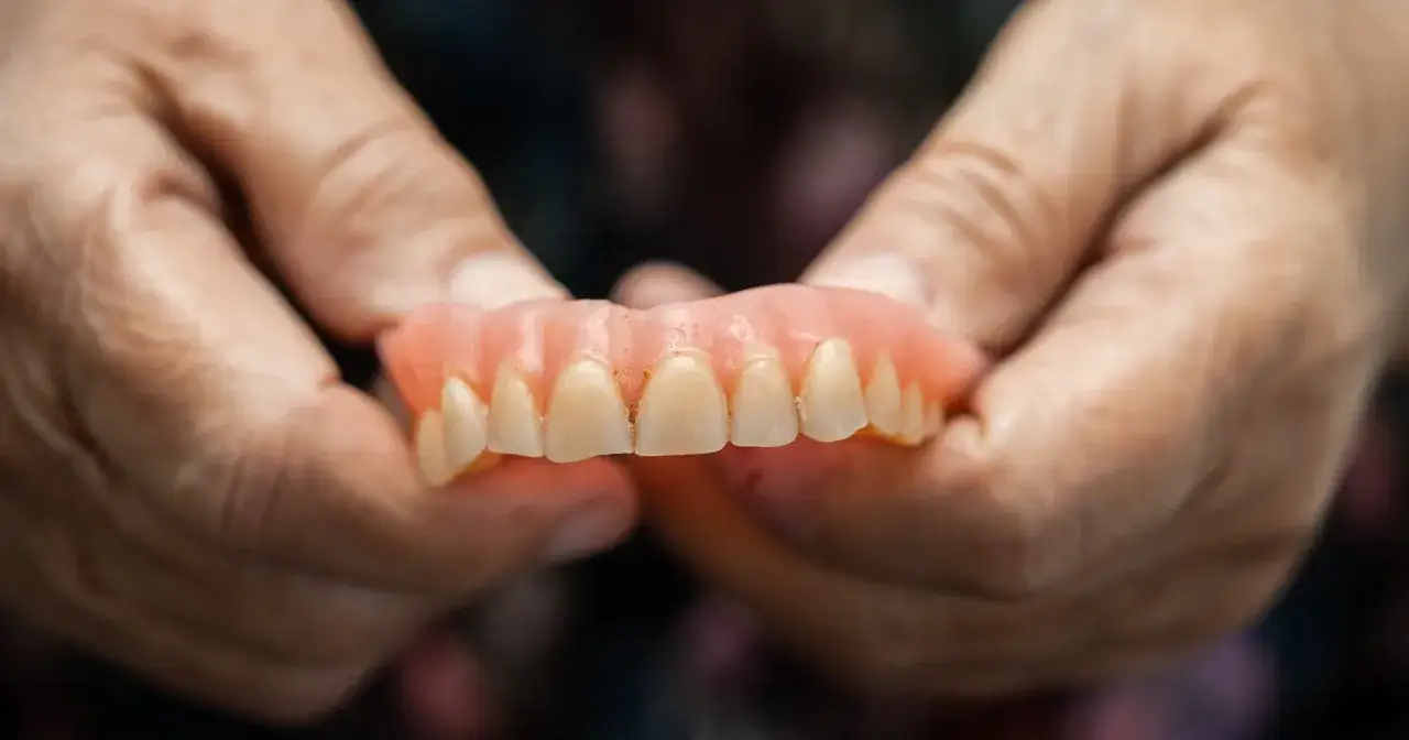 Zdjęcie Jak usunąć klej do protez z dziąseł i uniknąć podrażnień