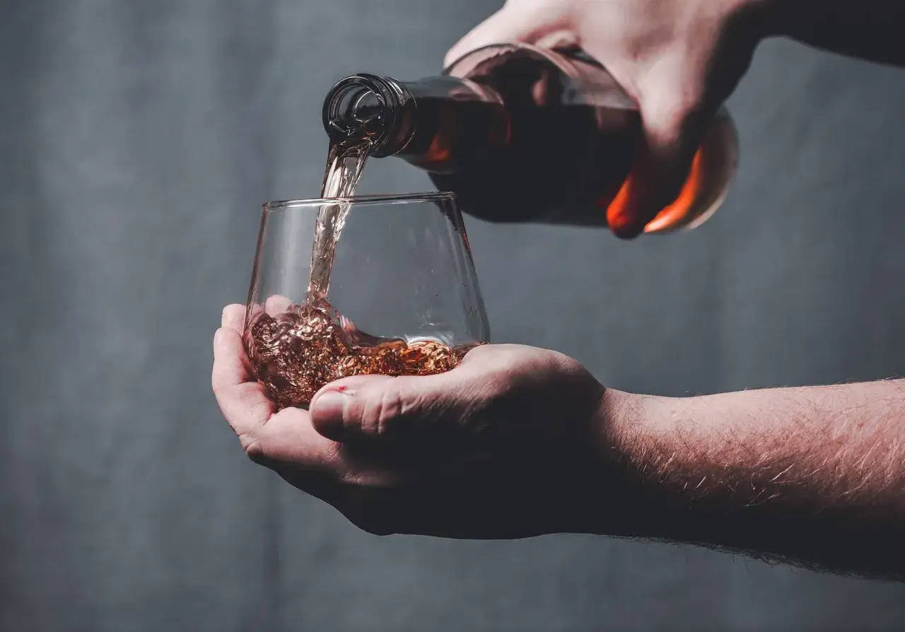 Zdjęcie Czy można pić alkohol na zwolnieniu lekarskim? Skutki zdrowotne i prawne