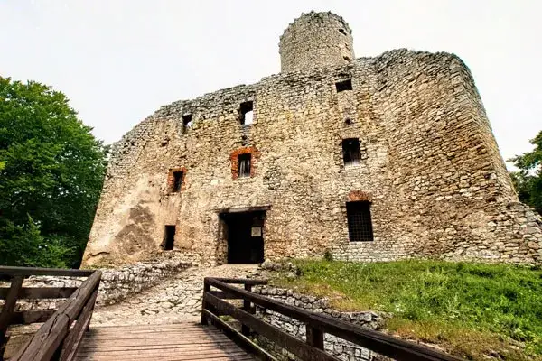 Zdjęcie Zamek Lipowiec w Babicach - historia, lokalizacja i atrakcje turystyczne