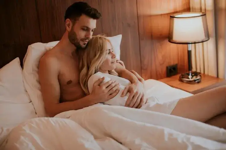 Zdjęcie Kiedy można zacząć współżyć po porodzie? Ważne informacje dla mam
