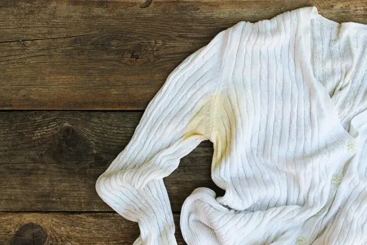 Zdjęcie Skuteczne sposoby na wywabienie żółtych plam po wybielaczu