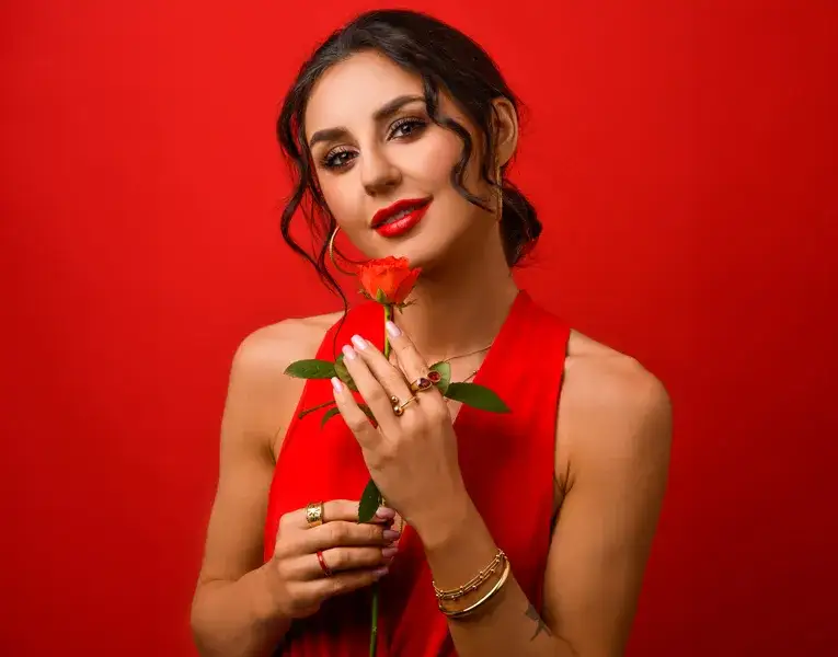 Zdjęcie Jaki naszyjnik do czerwonej sukienki, aby zachwycić na każdej imprezie