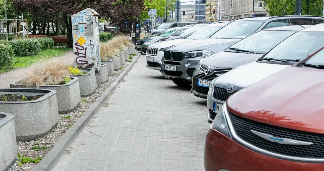Zdjęcie Jak parkować na chodniku, by uniknąć mandatów i problemów?