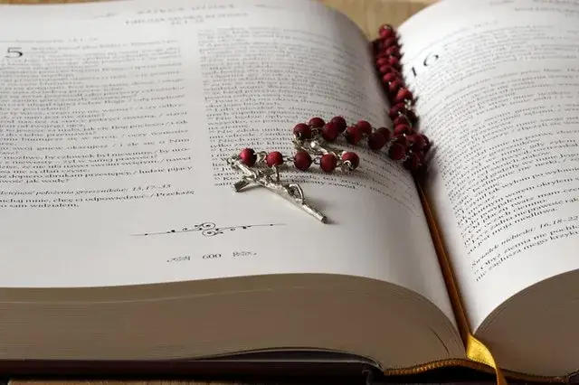 Zdjęcie Jaką część różańca odmawiamy w niedzielę i dlaczego jest to ważne
