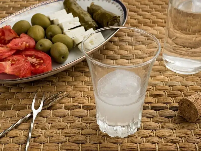 Zdjęcie Najlepsze przepisy na drinki z ouzo, które zaskoczą Twoich gości