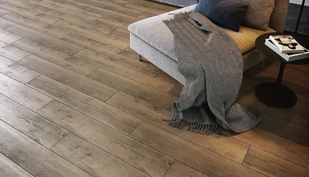 Zdjęcie Jaką fugę do gresu drewnopodobnego wybrać, by uniknąć błędów?