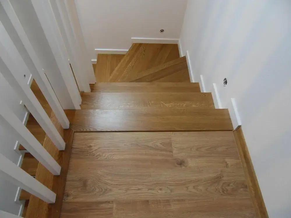 Zdjęcie Jak połączyć schody drewniane z panelami bez zbędnych problemów