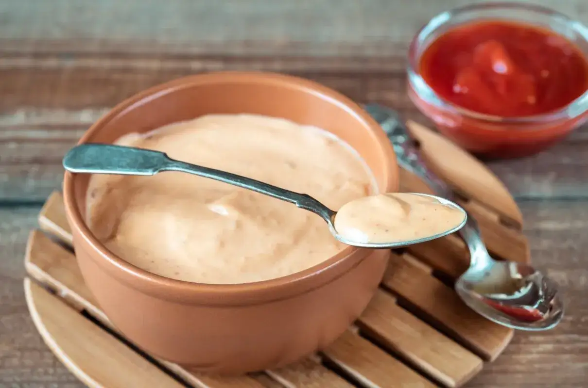 Zdjęcie Szybki sposób na pyszny sos do sałatki gyros - sprawdź przepisy